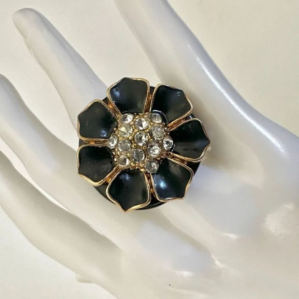 Black rhinestone flower cocktail ring